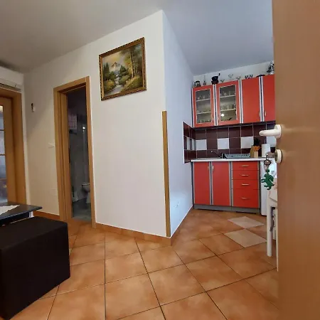 Leona Apartment